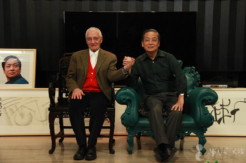 门迪尼先生和韩美林老师分别坐在对方设计的椅子上合影留念